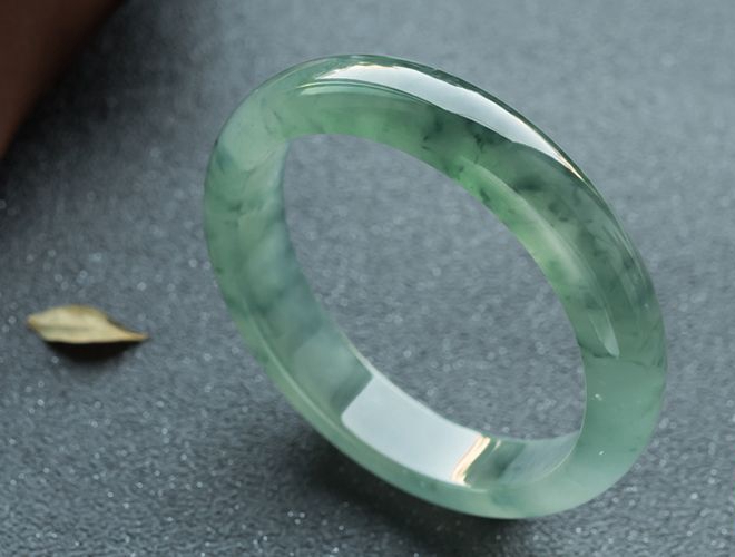 翡翠手鐲的鑒別指標有哪些？如何分辨翡翠手鐲