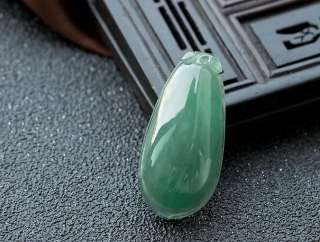 油青種翡翠的等級區分，如何鑒別油青翡翠的價