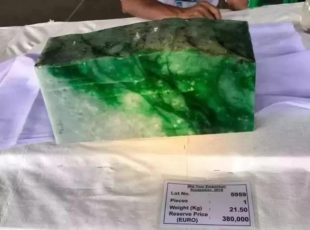 這塊翡翠賣出1.3億！這么貴合適嗎？