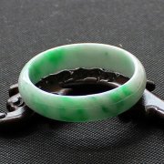 七彩云南翡翠手鐲怎么樣 它的手鐲價格一般是多