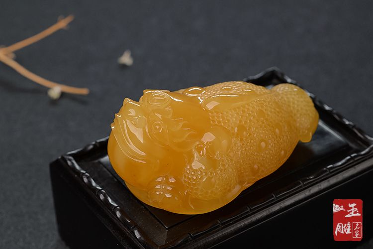 黃金蜜蠟與金珀是一回事嗎？黃金蜜蠟和金珀有