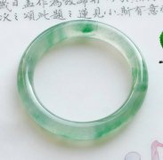 如何避免購買到翡翠手鐲的假貨 教你怎么鑒定真