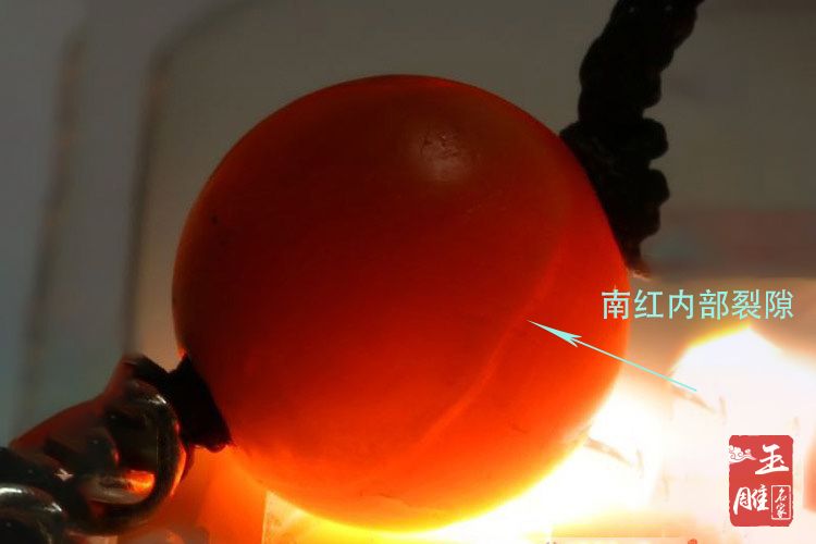 真南紅在強光下的圖片有什么特點？ -和田玉