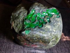 云南翡翠原石產地在哪里 與緬甸相鄰的翡翠批發