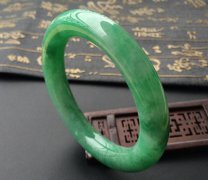 怎么挑選好看又合適的翡翠手鐲 細節問題要注意