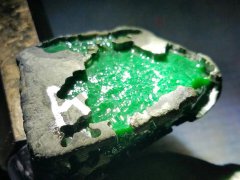 帝王綠翡翠原石有哪些特點 它的價格這么貴是有