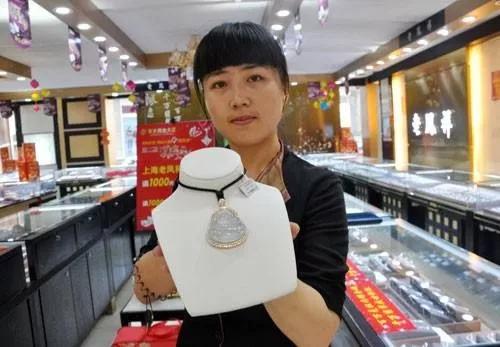 賣玉器翡翠騙局揭秘，8大翡翠真相，每個套路都要你傾家蕩產！
