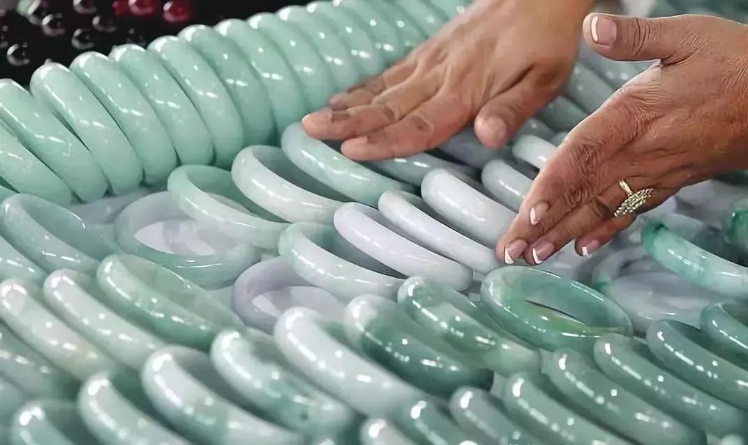 賣玉器翡翠騙局揭秘，8大翡翠真相，每個套路都要你傾家蕩產！