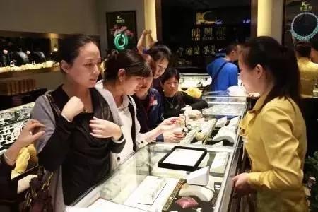 賣玉器翡翠騙局揭秘，8大翡翠真相，每個套路都要你傾家蕩產！