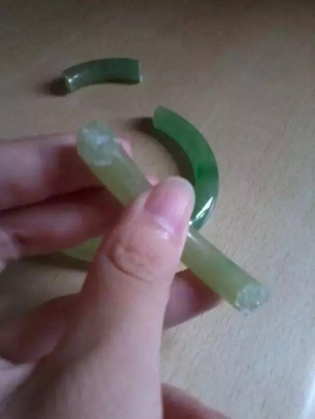 翡翠戴著變色怎么回事？翡翠掉色是不是假的