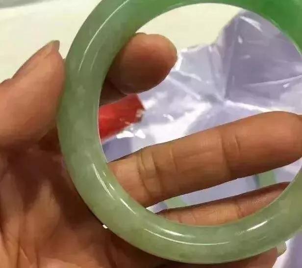 翡翠戴著變色怎么回事？翡翠掉色是不是假的