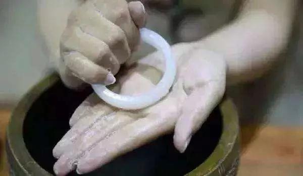 翡翠臟了如何清洗？翡翠要用什么清洗？肥皂水可以清潔翡翠？