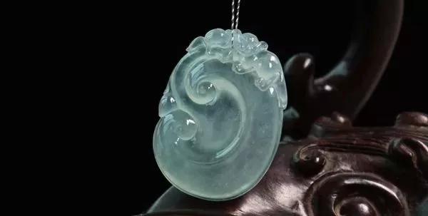 玉髓不是玉？戴了會丟人？貴族夫人和大牌珠寶都愛慘了它！