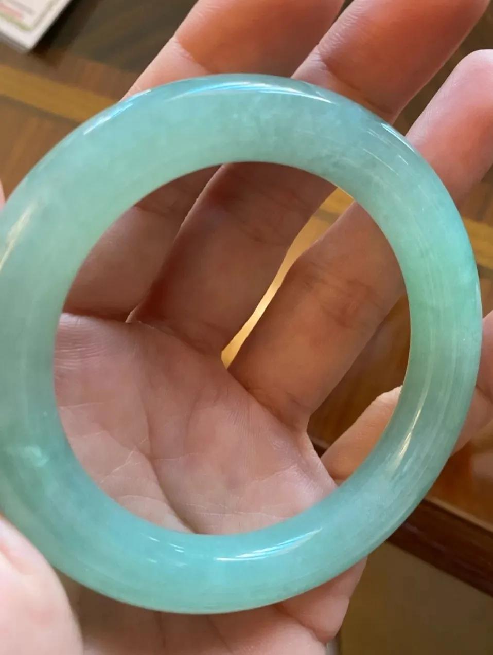 翡翠先看種還是色？錯啦，當然是先看底子。