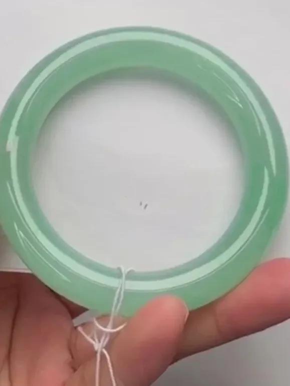 翡翠先看種還是色？錯啦，當然是先看底子。