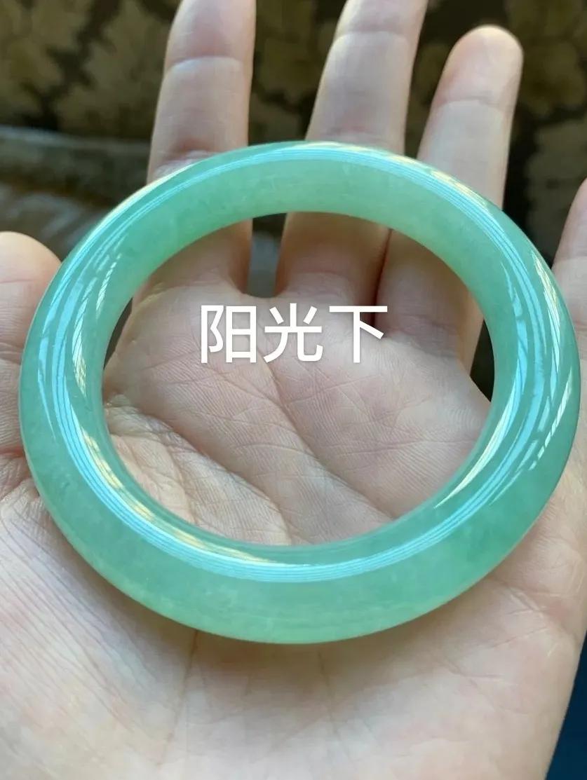 翡翠先看種還是色？錯啦，當然是先看底子。