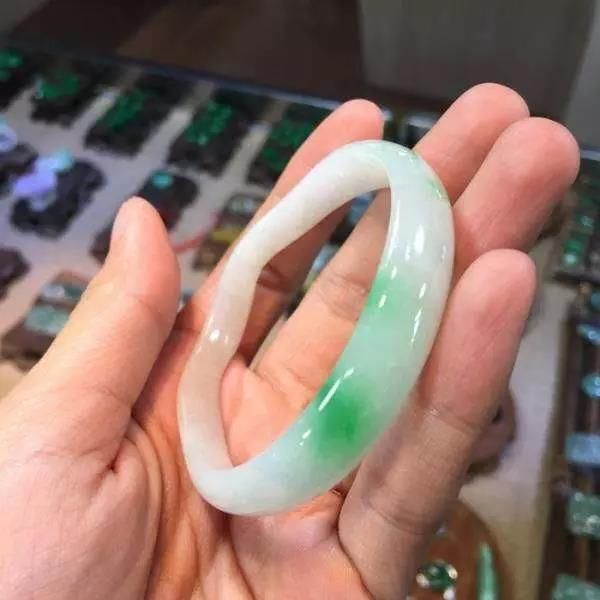 買翡翠，真的是越厚越好嗎？厚度多少才合適？真相是…