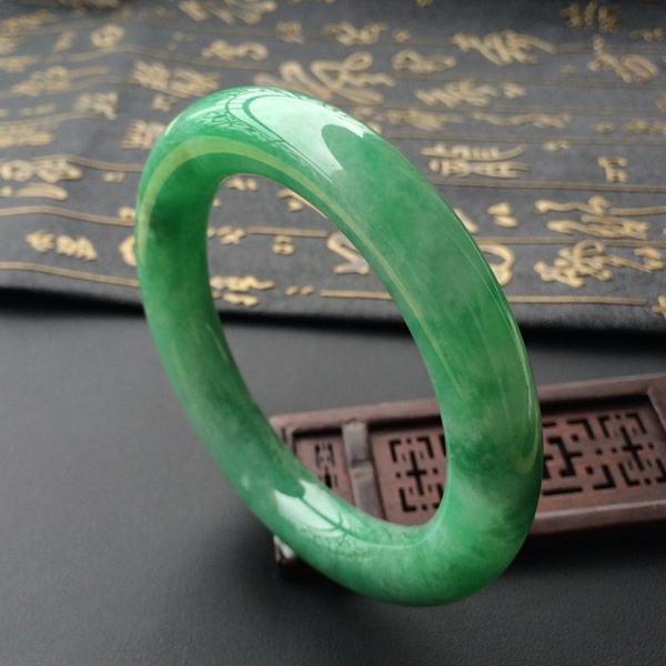 玉鐲的價格是多少 不同種類的玉鐲價格是多少