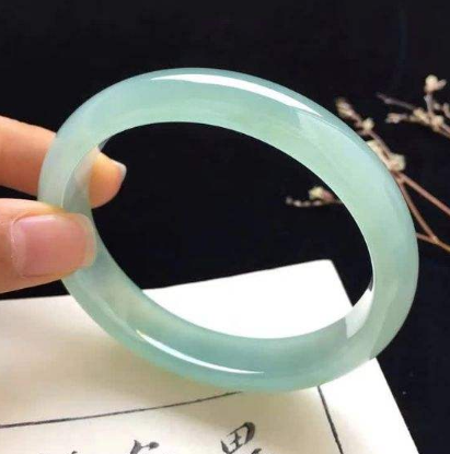 用手電照翡翠手鐲的什么特征來鑒別翡翠的真假