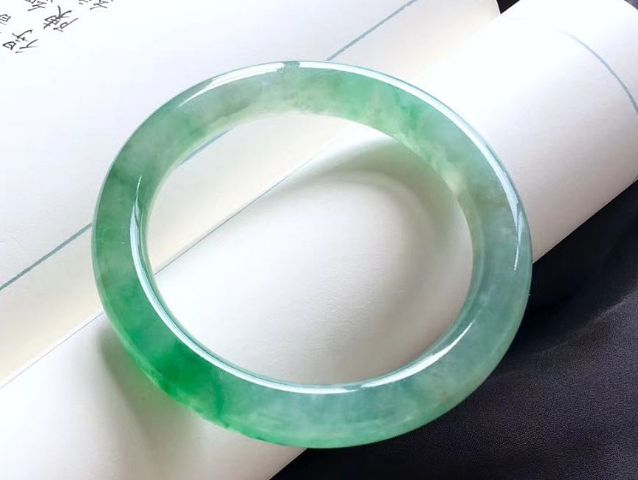 如何避免購買到翡翠手鐲的假貨 教你怎么鑒定真