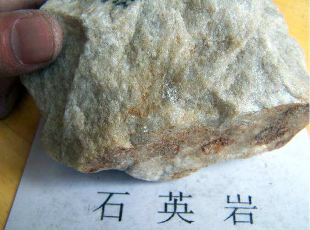 石英巖玉是什么 石英巖玉和翡翠有什么區別 石英巖玉是什么 石英巖玉和翡翠有什么區別 -翡