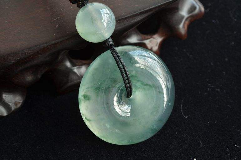 有哪些辨別翡翠平安扣吊墜真假的方法呢 這也是
