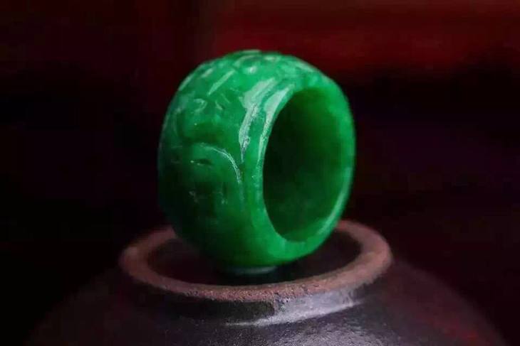 古時候翡翠扳指有什么寓意 翡翠扳指和玉扳指的