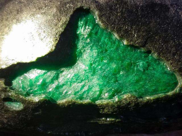 帝王綠翡翠原石皮殼特征都有哪些 幾張圖片帶你