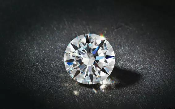 為什么女人結婚一定要買鉆戒？因為“鉆石哲學”啊！