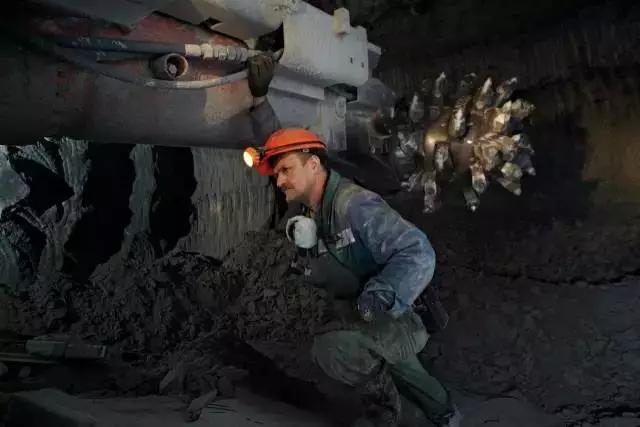 鉆石的開采過程視頻曝光！過程真是驚心動魄...
